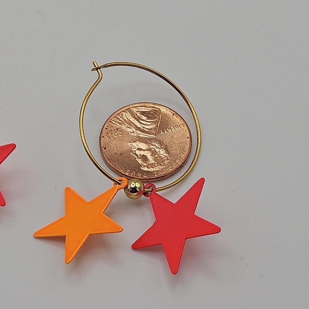 gold tone hoop earrings with neon pink and orange stars - Picture 4 of 4